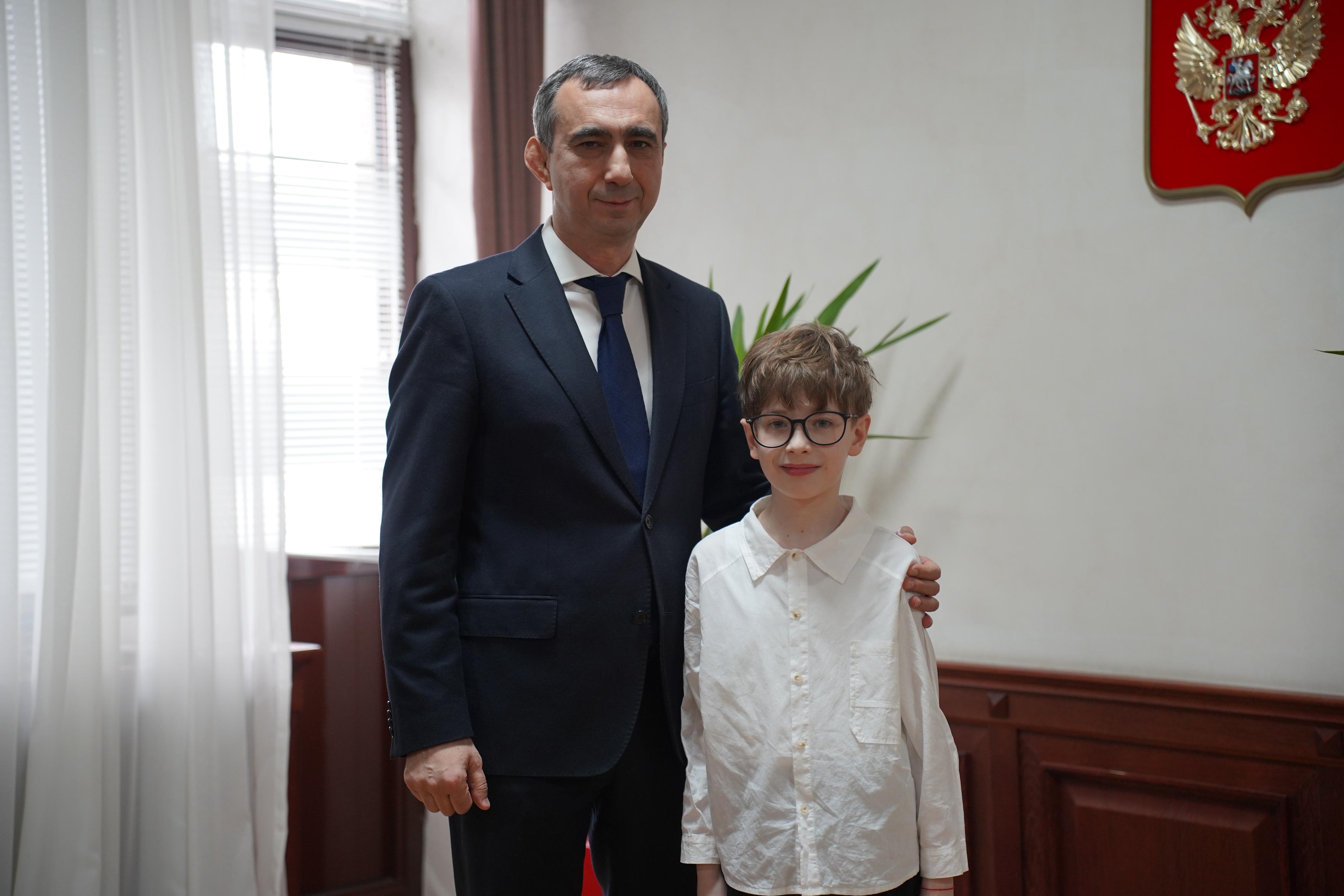 Заур Эминов встретился с 11-летним изобретателем из Дербента